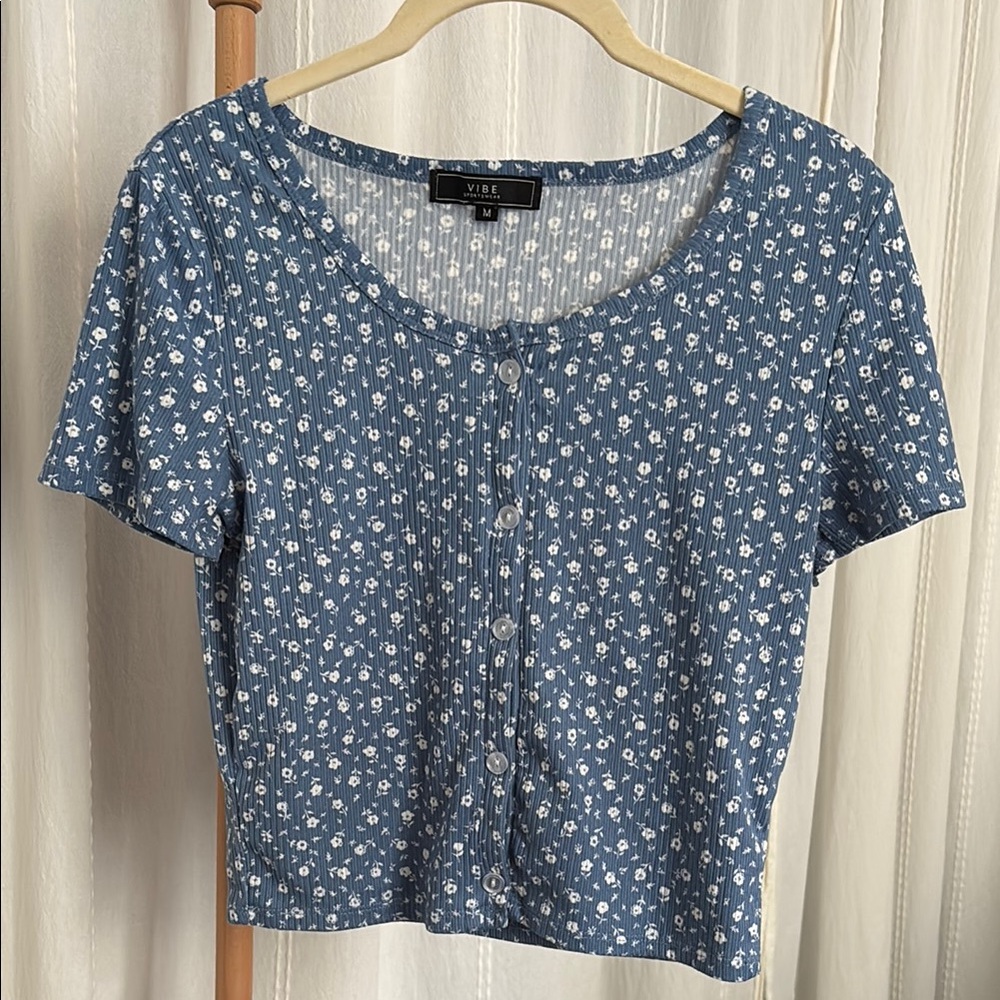 Vibe Ribbed Button-Up Top - size M